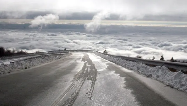 ATENŢIE! Zăpadă de 1,5 m pe TRANSALPINA. Mai mulţi turişti străini, BLOCAŢI