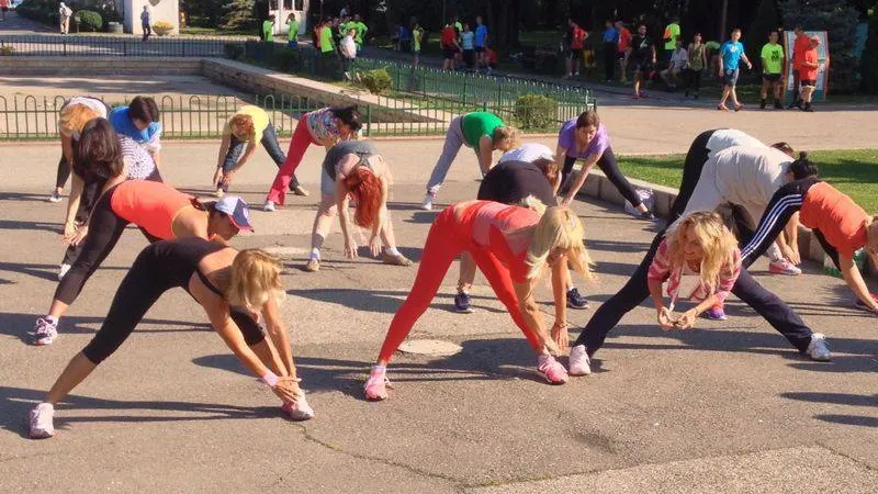 IMAGINI INEDITE cu ELENA UDREA: Ce a făcut în parc cu alte 30 de femei
