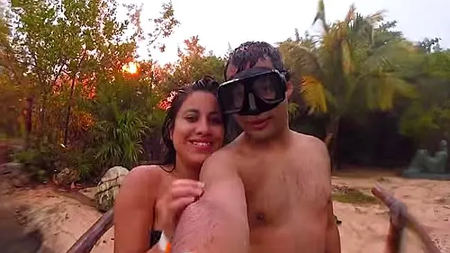EXPERIENŢĂ ULUITOARE. Ce-a păţit un cuplu când a vrut să facă o POZĂ ROMANTICĂ pe plajă