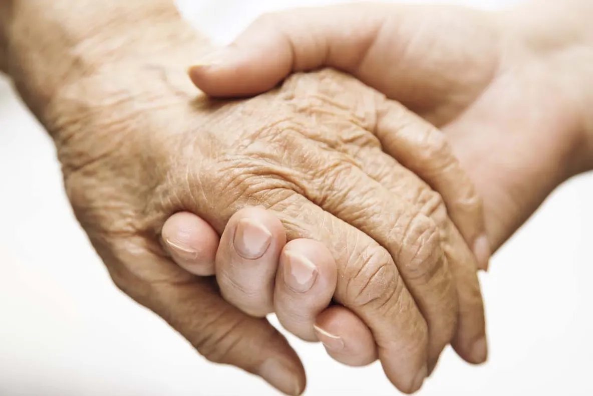 MALADIA ALZHEIMER: 8 semnale că e momentul să ne ÎNGRIJORĂM