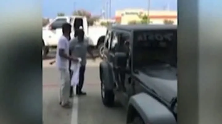 COPII LĂSAŢI ÎN MAŞINA ÎNCINSĂ. Trecătorii au fost alertaţi de ţipetele micuţilor 