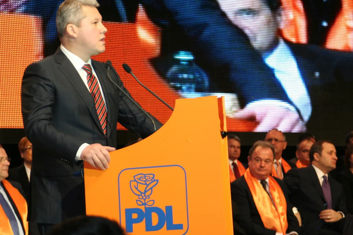 PDL: Omiterea unei strofe din imnul naţional a fost o "eroare neintenţionată"