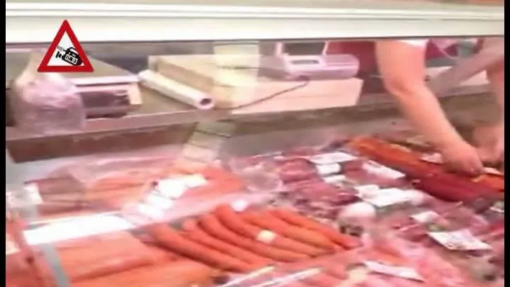 ÎMBOLNĂVIŢI DE VÂNZĂTORI. Ce se întâmplă când ne feliază mezelurile sau ne pun brânza în pungă?