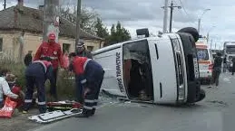 MICROBUZ implicat într-un ACCIDENT CUMPLIT. ZECE persoane au fost rănite