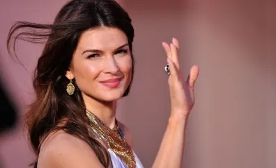 Monica Bârlădeanu, fără INHIBIŢII într-o poză pe Facebook. A renunţat la haine