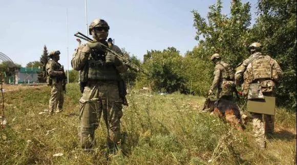 Militarii ucraineni căzuţi prizonieri, umiliţi în faţa mulțimii din Donețk