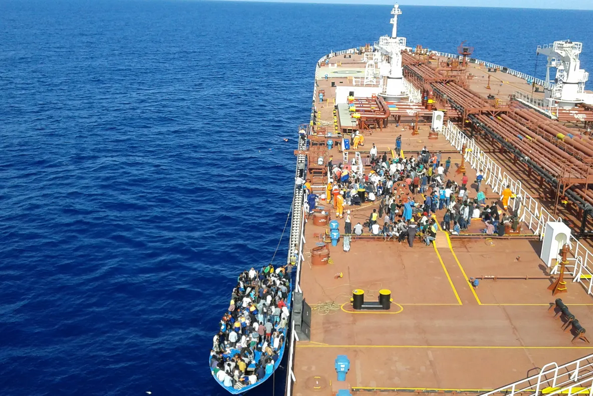 MARTOR OCULAR. Salvare SPECTACULOASĂ în Mediterană: 358 de imigranţi FĂRĂ APĂ şi HRANĂ, în DERIVĂ