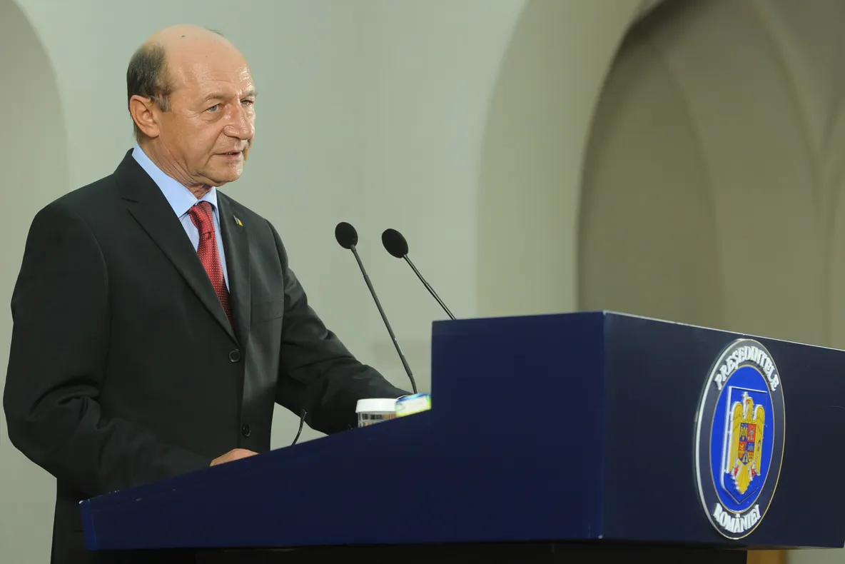 BĂSESCU răspunde provocării lui PONTA la leapșa cu cărți 