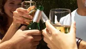 Lucruri FALSE despre care crezi că sunt adevărate: "Consumul de alcool nu ucide neuroni" 