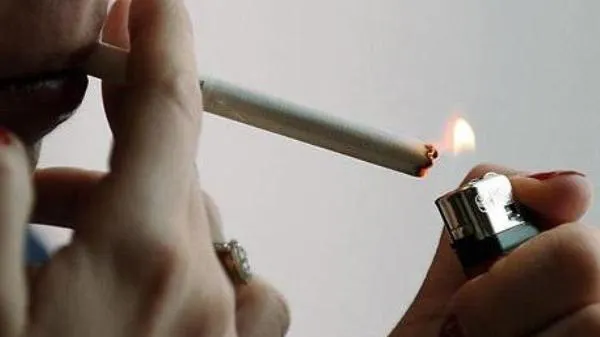 Mulți bolnavi de cancer nu renunță la fumat, deși pot suferi complicații 