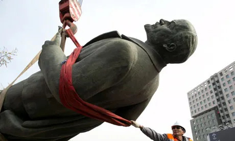 O statuie GIGANTICĂ cu Lenin a fost pierdută