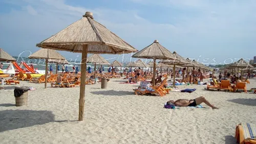 Băsescu, ziariştilor: Un week-end plăcut şi, dacă puteţi, mergeţi la mare, că s-au ridicat barierele