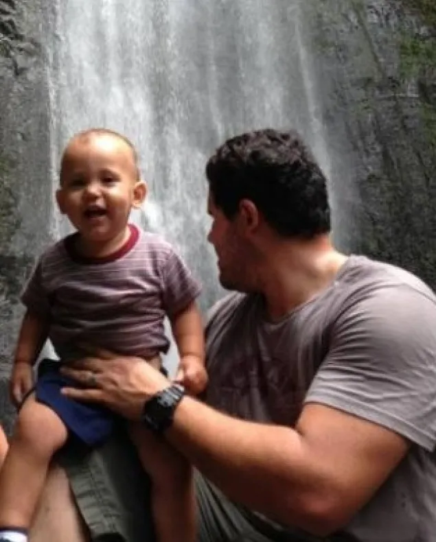 A vrut să aiba o poză de familie cu soţul şi fiul, în vacanţă. A ÎNLEMNIT când a văzut fotografia