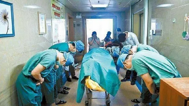 Fotografia care a impresionat o lume întreagă. De ce se înclină medicii în faţa unui copil decedat?