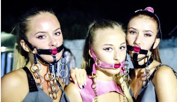 Modele de 16 ani, cu căluș și cătușe. Prezentare de modă ŞOCANTĂ la Satu Mare