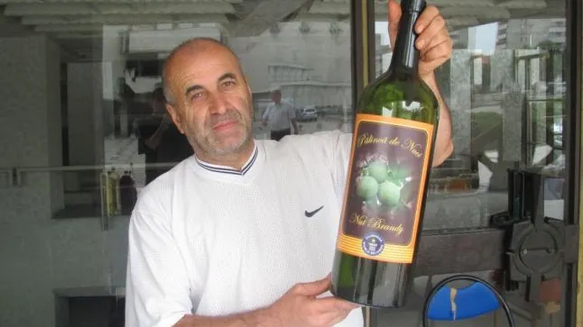 Un român produce o LICOARE VINDECĂTOARE, după o reţetă secretă aflată de la un episcop din Ungaria