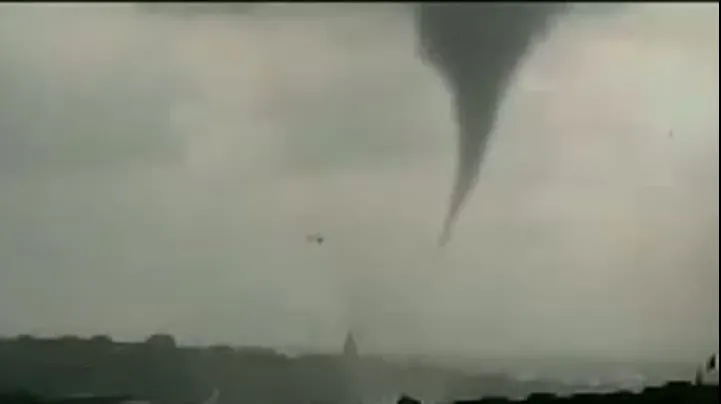 Tornadă puternică în Rădăuţi: Acoperişul unui liceu, luat de vânt
