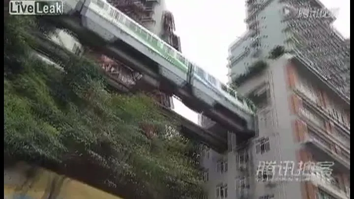 EFICIENŢĂ MAXIMĂ la transportul în comun, în China: TRENUL care trece prin BLOC