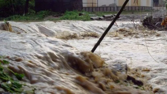 Situaţie disperată în Vâlcea. Un sat, în pericol de a fi "măturat" în caz de viitură