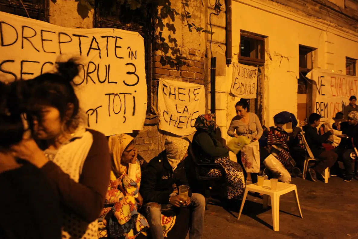 BUCUREŞTI. Zeci de oameni evacuaţi din strada Vulturilor dorm în stradă de câteva zile