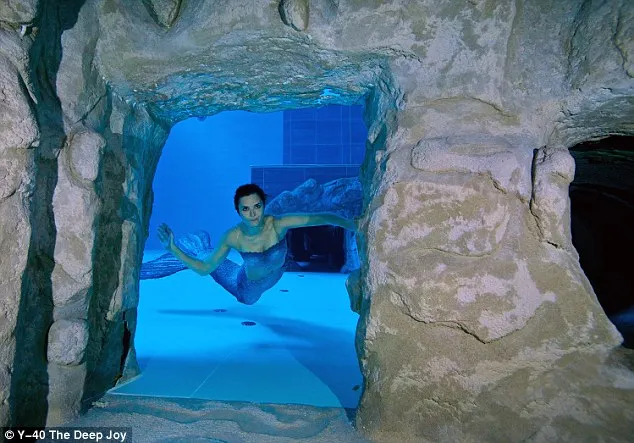 Ţine-ţi respiraţia! Aşa ceva n-ai mai văzut: PISCINA de 40 de metri ADÂNCIME