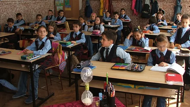Un inspectorat şcolar angajează 24 de inspectori. Când are loc concursul