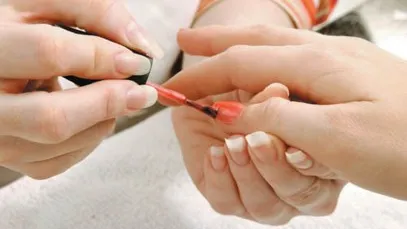 "Am strâns din dinţi cât am putut!". Experienţa groaznică prin care a trecut o tânără la MANICHIURĂ