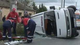 Un microbuz s-a răsturnat după ce șoferul acestuia a adormit la volan