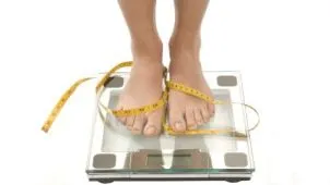 Ce e mai bun pentru slăbit: un regim sarac în carbohidraţi sau unul cu puţine grăsimi?