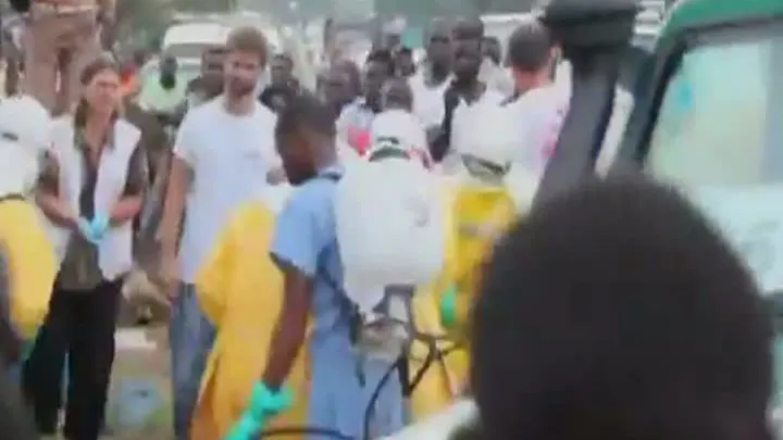 VÂNĂTOARE de OAMENI în capitala Liberiei. Un pacient cu EBOLA a fugit din SPITAL - VIDEO INCREDIBIL