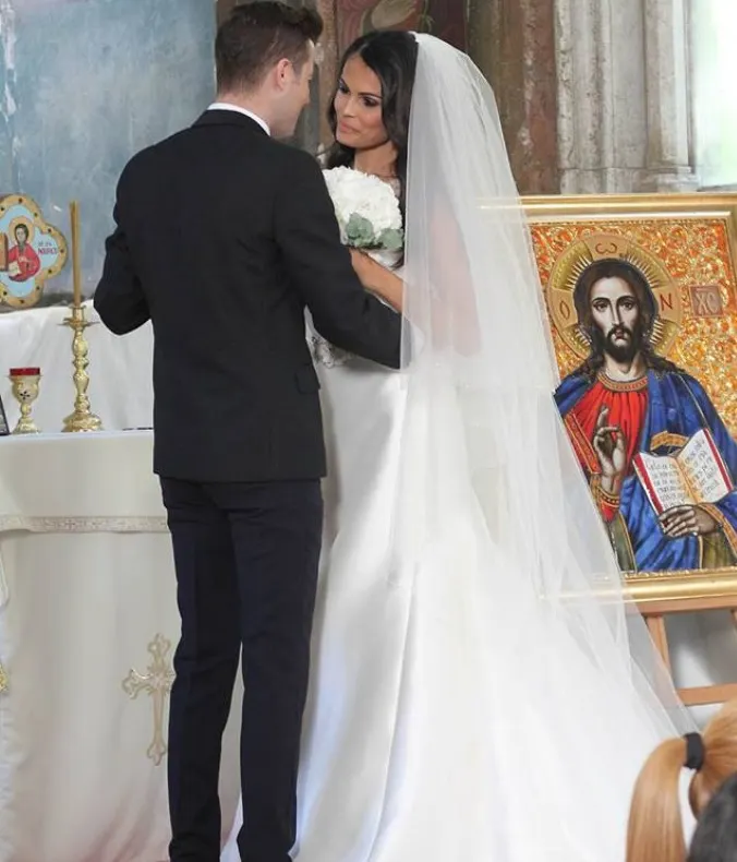 CASĂ de PIATRĂ! Cel mai în vogă artist de muzică pop de la noi s-a ÎNSURAT în secret! EA e mireasa