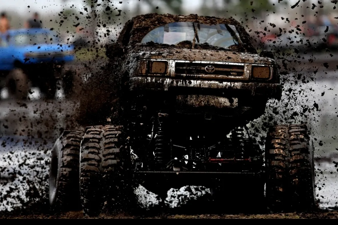 Un camion 4x4 a SPULBERAT 18 oameni! Trei au murit pe loc