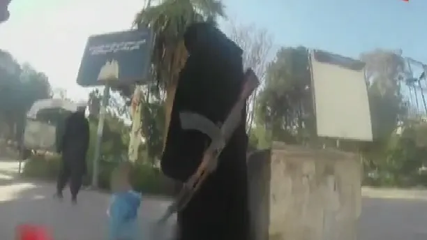 IMAGINI ULUITOARE, filmate de o femeie, în Siria: VIAŢA în oraşul controlat de Statul Islamic