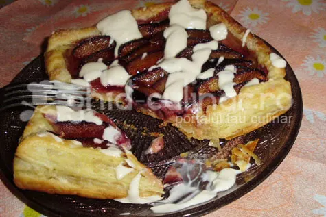 Tarte cu prune şi sos de smântână