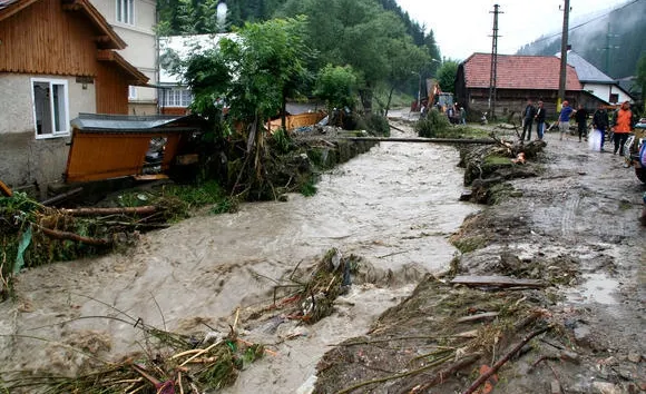 Viiturile au făcut PRĂPĂD: o persoană a murit, iar alte două au fost luate de apele învolburate