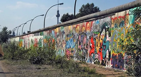 Turiștii pot picta și cumpăra bucăți din Zidul Berlinului 