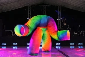 Un costum purtat de un gimnast român la show TV din SUA este cea mai scumpă ţinută de Halloween