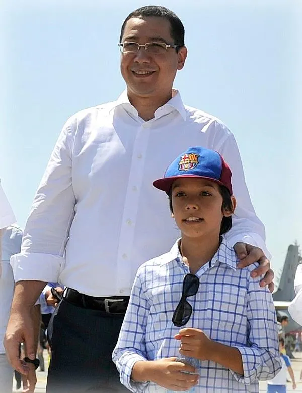 "Tati, e adevărat, eşti spion, că aşa a zis Băsescu?" CE A RĂSPUNS PONTA