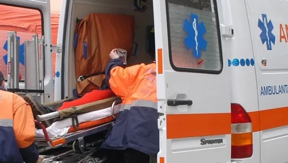 O ambulanta vasluiana a lovit un autoturism in plin