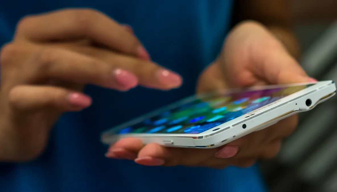 MĂRIMEA CONTEAZĂ și e valabilă la telefoane. Iată STUDIUL care arată că ne plac mai mari!