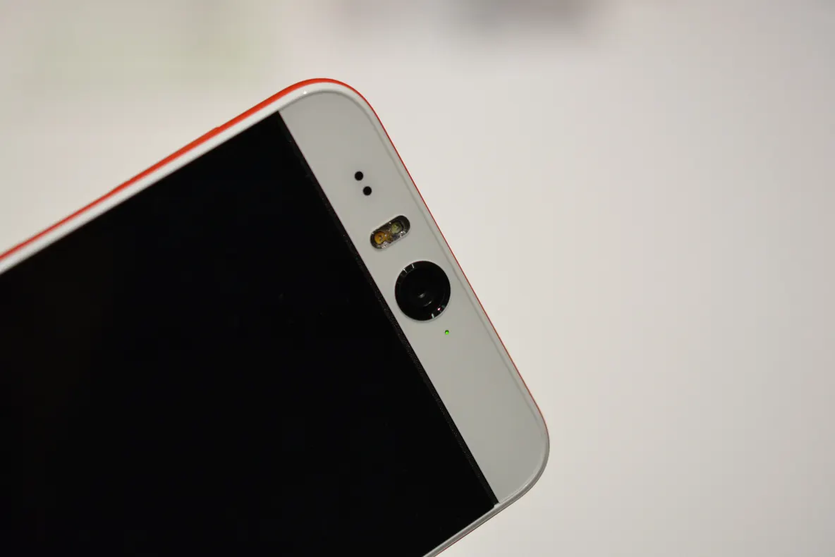 HTC tocmai A SPULBERAT CONCURENȚA: are cel mai tare telefon pentru selfie