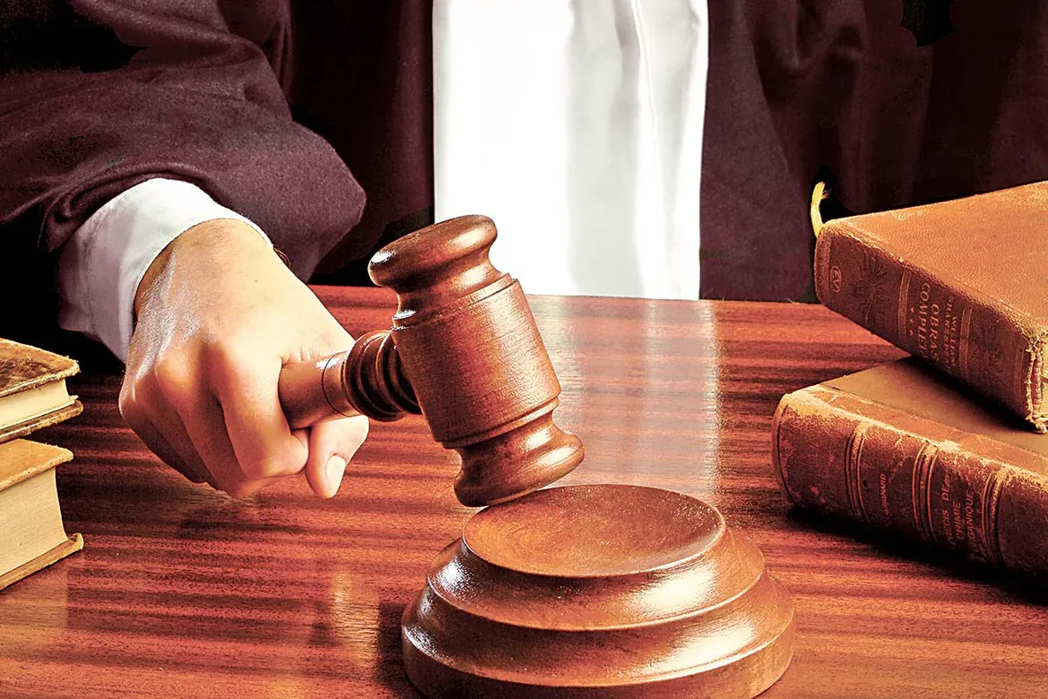 Un primar, doi judecători și un procuror, judecați pentru corupție