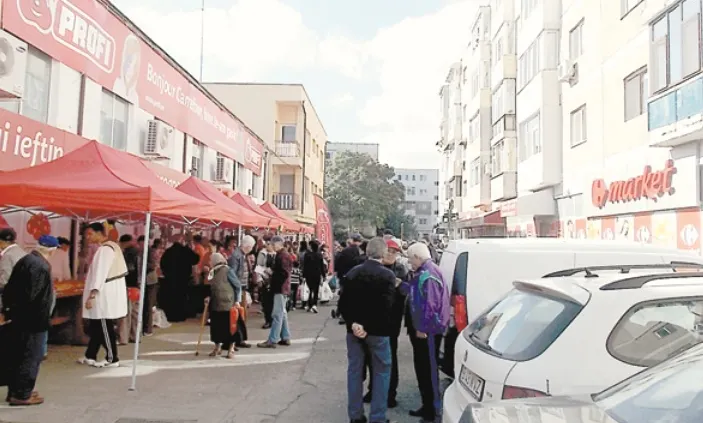 Acest stil de a-ţi face RECLAMĂ nu a mai fost văzut în România. Angajaţii Carrefour au rămas PAF