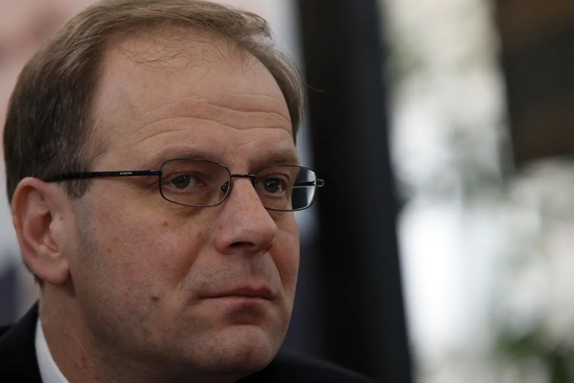 Comisarul desemnat pentru Educaţie, respins în Parlamentul UE. Noi probleme pentru Comisia Juncker