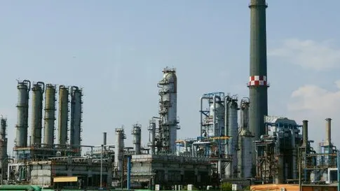 LUKOIL ameninţă că va închide rafinăria Petrotel dacă procurorii nu ridică sechestrul