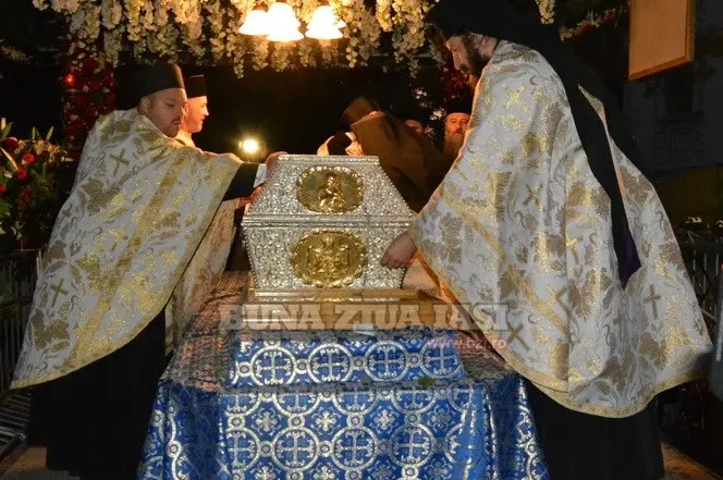 Sărbătoare în capitala Moldovei! Iaşul îşi cinsteşte ocrotitoarea, pe Sfânta Cuvioasă Parascheva!