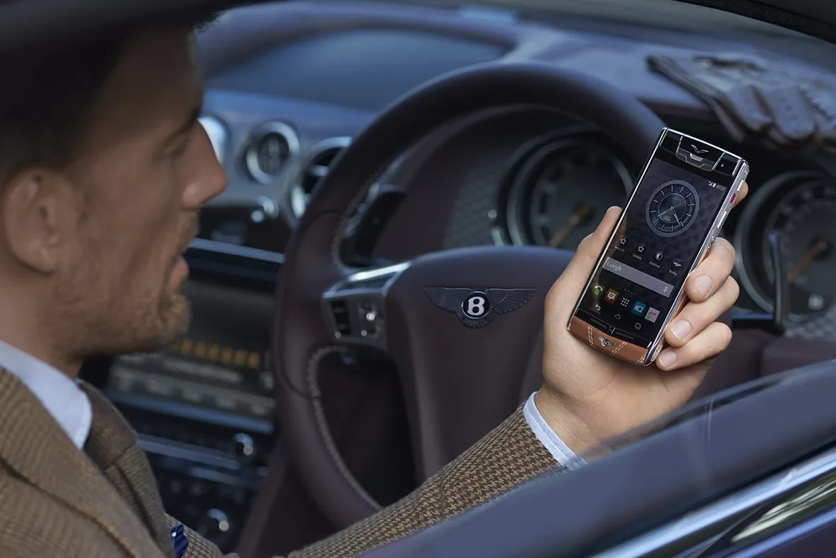 Vertu for Bentley. Vezi cum arată TELEFONUL MILIARDARILOR! 