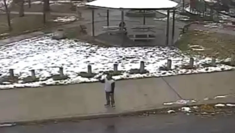 VIDEO - Momentul în care băiatul de culoare din Cleveland este împuşcat de poliţişti