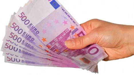 Doi tineri din Braşov au găsit o GEANTĂ cu BANI, un telefon şi CARDURI. Gestul lor, IMPRESIONANT