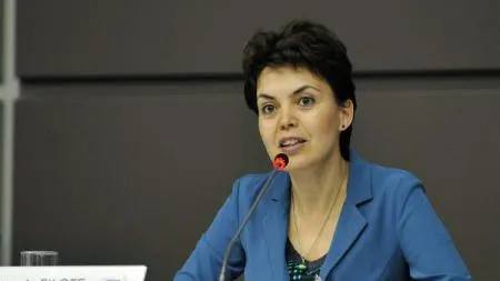 ALEGERI PREZIDENȚIALE 2014 DIASPORA. Ambasadoarea Comisiei Europene: Aștept de 7 ore să votez 